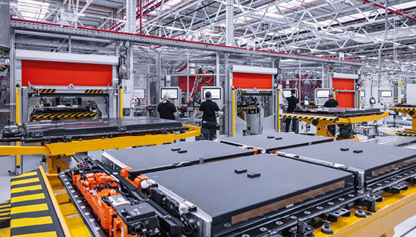 Die Herstellung der hochkomplexen Lithium-Ionen-Batterien erfolgt auf einer etwa 350 m langen Fertigungslinie. Anhand rund 50 verschiedener manueller und hoch automatisierter Montageprozesse wird eine Vielzahl von Komponenten, Zellmodule, K hlplatten und Sensoren, pr zise im Geh use implementiert und anschlie end mit verschiedenen Elektronik-Komponenten der Batterie mittels einer integrative Hochvoltverkabelung verbunden.  The highly complex lithium-ion batteries are assembled on a production line about 350 m long. Using around 50 different manual and highly automated assembly processes, a large number of components, cell modules, cold plates and sensors, are precisely implemented in the housing and then connected to various electronic components of the battery by means of integrative high-voltage cabling. 